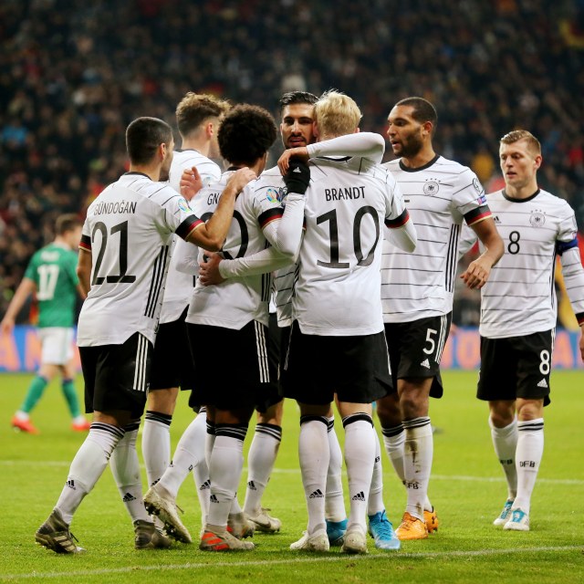 Para pemain Jerman merayakan kemenangan atas Irlandia Utara. Foto: REUTERS/Ralph Orlowski