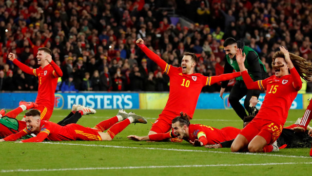 Para pemain Wales merayakan kelolosan ke putaran final Piala Eropa 2020. Foto: REUTERS/Rebecca Naden