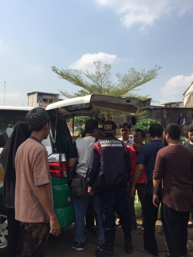 Jenazah Cecep Reza tiba di TPU Layur Rawamangun, Jakarta Timur. Foto: Sarah Yulianti Purnama/kumparan 