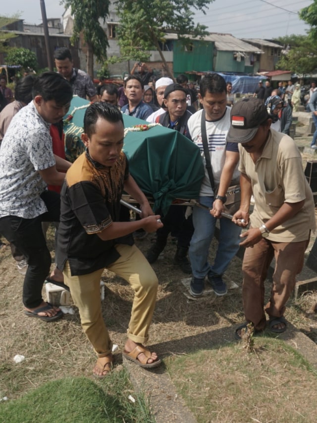 Jenazah Cecep Reza tiba di TPU Layur Rawamangun, Jakarta Timur. Foto: Iqbal Firdaus/kumparan 