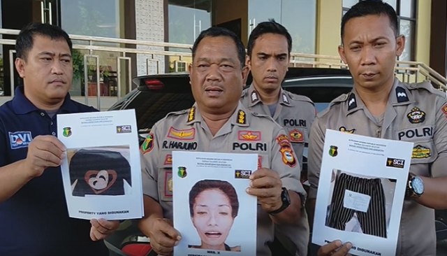 Polisi memperlihatkan ciri-ciri Korban yang ditemukan terbungkus selimut di pinggiran sungai jeneberang, Barombong, Kota Makassar. (Ist).