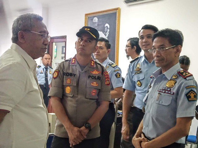 Kepala Kantor Imigrasi Khusus TPN Ngurah Rai Amran Aris (ujung kanan) saat ditemui, rabu (20/11) - kanalbali/KR14