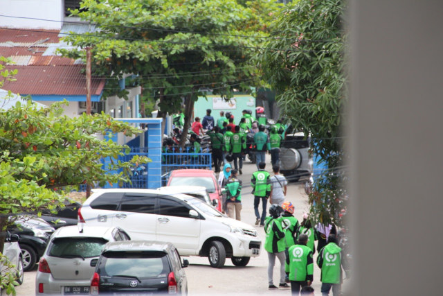 ﻿﻿Para driver ojek online ramai-ramai mendatangi RSUP M Djamil Padang. Foto: IST