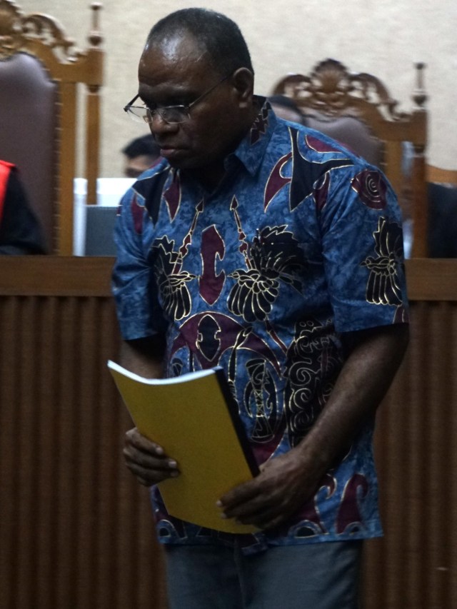 Mantan Kepala Dinas Pekerjaan Umum (PU) Provinsi Papua, Mikael Kambuaya usai menjalani sidang dakwaan di Pengadilan Tipikor, Jakarta.  Foto: Irfan Adi Saputra/kumparan 