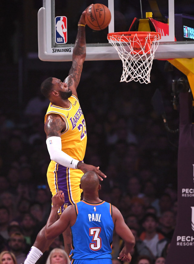 LeBron James melakukan dunk, disaksikan Chris Paul. Foto: Reuters/Jayne Kamin-Oncea