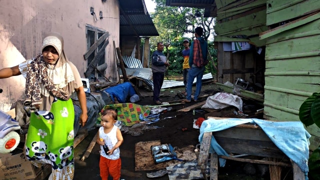 Rumah warga di Dusun Sejahtera, Desa Rimba Raya, Kecamatan Pintu Rime, Bener Meriah, rusak akibat amukan gajah yang turun ke perkampungan.  Foto: Dok. Warga