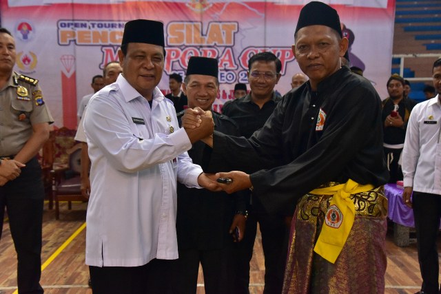 Gubernur Kalsel H Sahbirin Noor (kanan) saat membuka Pencak Silat Menpora Cup se-Borneo 2019, Rabu (20/11/2019). Foto: humpro kalsel