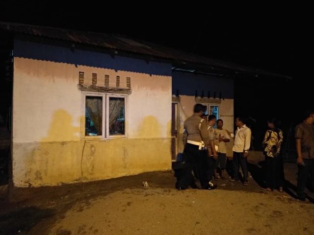 Polisi menggeledah rumah terkait terduga bom bunuh diri di Polrestabes Medan. Foto | Sumut News