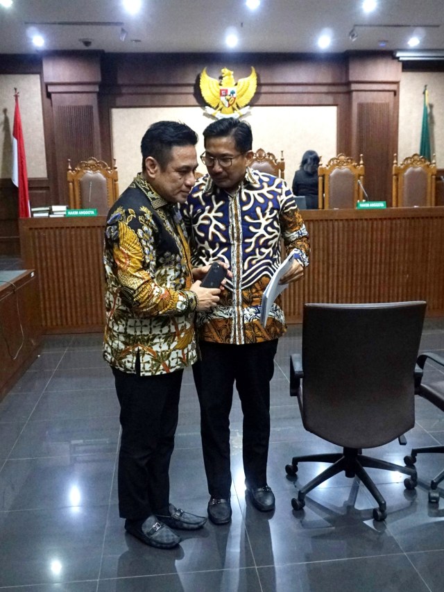 Eks Anggota DPR Bowo Sidik Pangarso (kanan) usai jalani sidang pleidoi di Pengadilan Tipikor, Jakarta, Rabu (20/11/2019). Foto: Irfan Adi Saputra/kumparan 