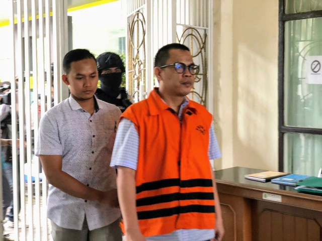 Terdakwa Robi Okta Fahlevi menjalani sidang perdana kasus suap Bupati Muara Enim di PN Kelas IA Palembang. (foto: istimewa)