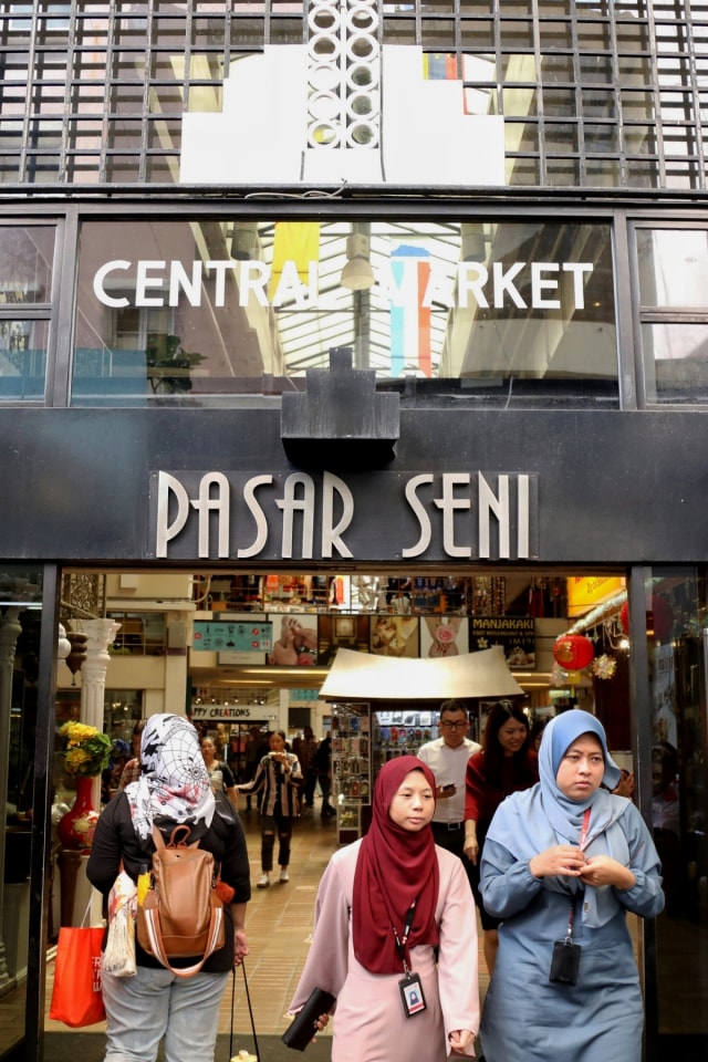 Wisatawan mengunjungi Central Market, Kuala Lumpur, Malaysia. Foto: Jamal Ramadhan/kumparan