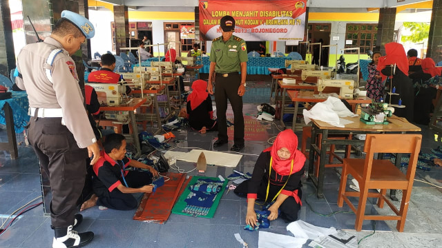 Lomba Menjahit bagi para penyandang disabilitas, dalam rangka HUT Kodam V  Brawijaya ke 71, di Balai Desa Nglumber Kecamatan Kepohbaru Kabupaten Bojonegoro. Rabu (20/11/2019) 