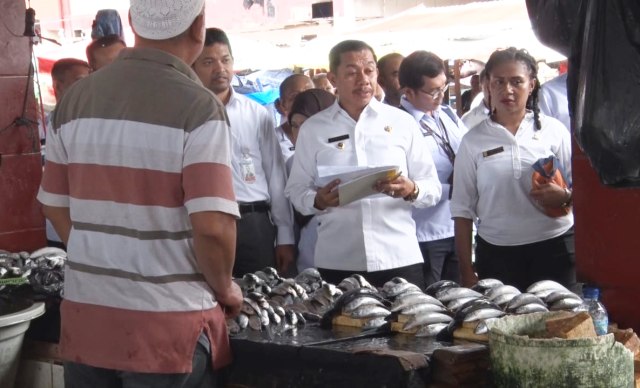 Saat Wakil Wali Kota Jayapura Rustan Saru bersama tim melakukan sidak bapok di Pasar Ikan Hamadi, Kota Jayapura. (Foto IST)
