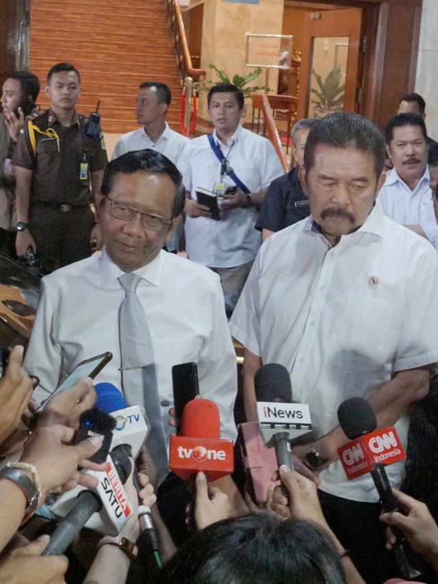 Menko Polhukam Mahfud MD (kiri) dan Jaksa Agung ST Burhanuddin memberikan keterangan pers di Kejaksaan Agung, Jakarta.  Foto: Helmi Afandi Abdullah/kumparan 