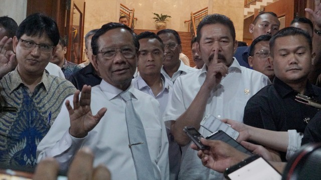 Menko Polhukam Mahfud MD (kedua kiri) dan Jaksa Agung ST Burhanuddin memberikan keterangan pers di Kejaksaan Agung, Jakarta.  Foto: Helmi Afandi Abdullah/kumparan 