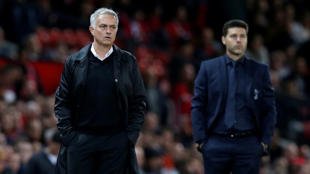 Jose Mourinho dan Mauricio Pochettino di Old Trafford. Foto: Reuters/Andrew Yates