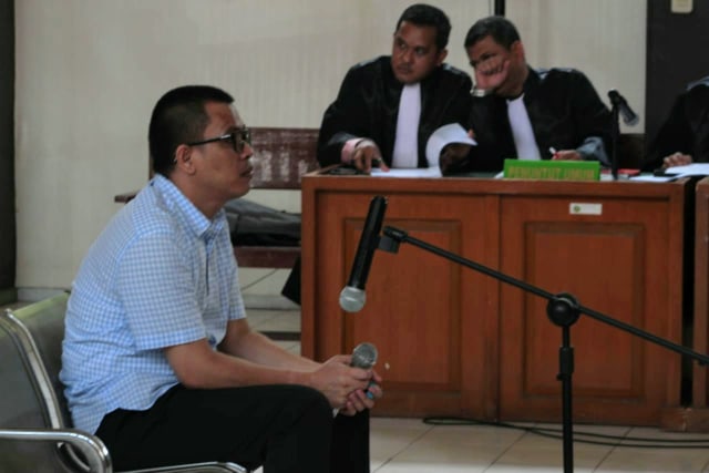 Terdakwa kasus suap terhadap Bupati Muara Enim, Robi Okta Fahlevi saat menjalani persidangan di PN Kelas 1 A Palembang. (foto: W Pratama/Urban Id)