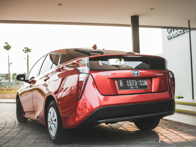 Mencoba Prius Hybrid di Jalan Jakarta, Bebas Ganjil Genap? (145619)
