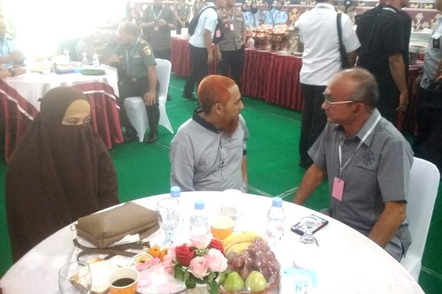 Terpidana terorisme Umar Patek (tengah) bersama istrinya (kiri). Foto: Dok. Istimewa