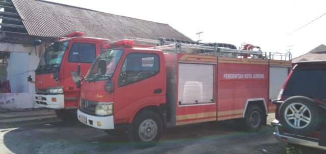 Hutan terbakar, mobil damkar milik Pemkot Sorong  hanya diparkir di halaman kantor, foto : Ana