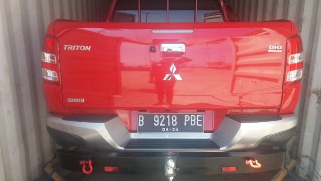 Mobil merek Mitsubishi Strada Triton Exceed berwarna merah, dengan plat kendaraan B 9218 PBE, yang dipesan Wali Kota Tidore Kepulauan, Kapten Ali Ibrahim. Foto: Istimewa