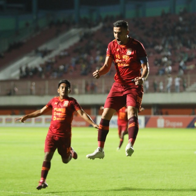 Pemain Borneo merayakan gol ke gawang PSS. Foto: Tim media Borneo FC