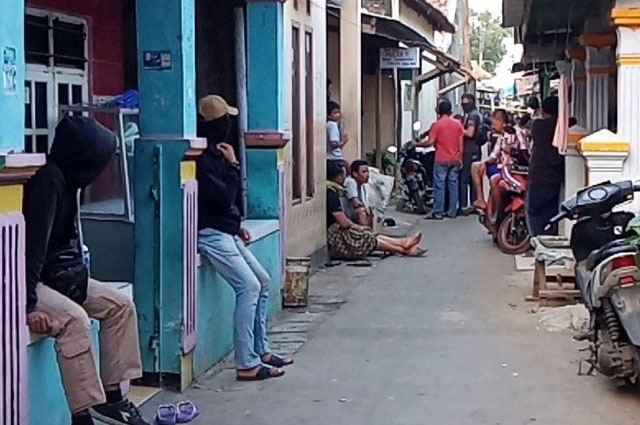 Situasi saat tim Densus 88 melakukan penggeledahan di rumah terduga teroris di Kelurahan Pegambiran, Kota Cirebon, Rabu (20/11/2019). (Ciremaitoday)