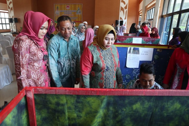 Ketua Dekranasda Kalsel, Hj Raudatul Jannah melihat lomba desain kain sasirangan, Rabu (20/11/2019). Foto: Humpro Kalsel