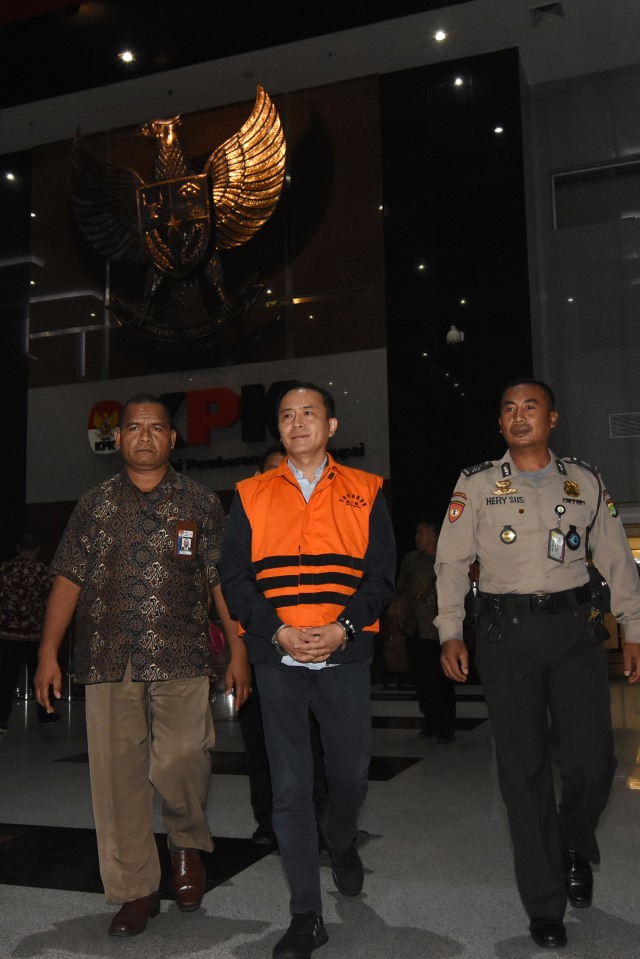 Mantan Presiden Direktur Lippo Cikarang Bartholomeus Toto (kedua kanan) mengenakan rompi tahanan KPK usai menjalani pemeriksaan di Gedung KPK, Jakarta. Foto: ANTARA FOTO/Indrianto Eko Suwarso