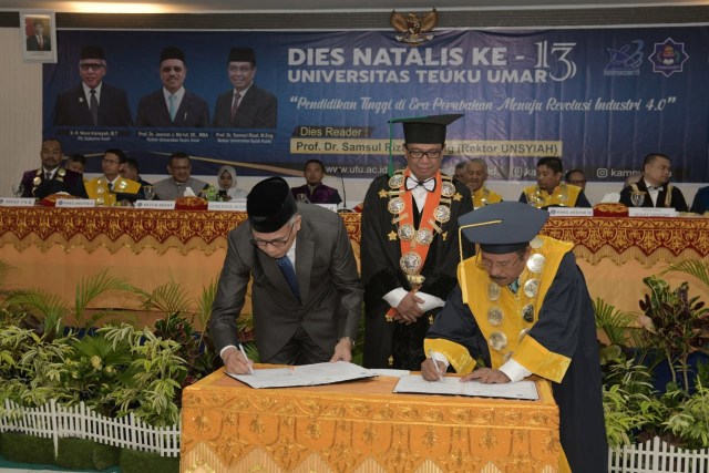 Plt Gubernur Aceh Nova Iriansyah menghadiri acara Dies Natalis ke-13 Universitas Teuku Umar di Meulaboh, Aceh Barat, Rabu (20/11). Foto: Humas Setda Aceh