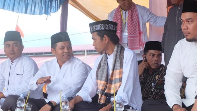 KETUA DPW PKB Riau, Abdul Wahid (tengah) saat berbincang dengan Ustad Abdul Somad. 