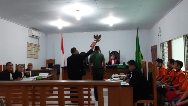 Kopral Dua (Kopda) Herliansyah diambil sumpah saat bersaksi dalam sidang kasus kekerasan kelompok SMB di Pengadilan Negeri Jambi. Foto: Yovy Hash