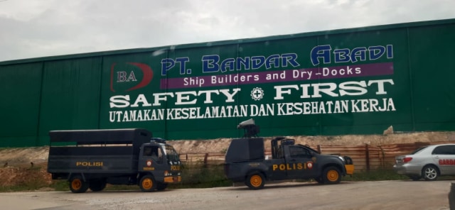 Tim Juru sita Pengadilan Negeri (PN) Batam resmi mengeksekusi satu unit kapal milik  PT USJ. Foto : Rega/kepripedia.com
