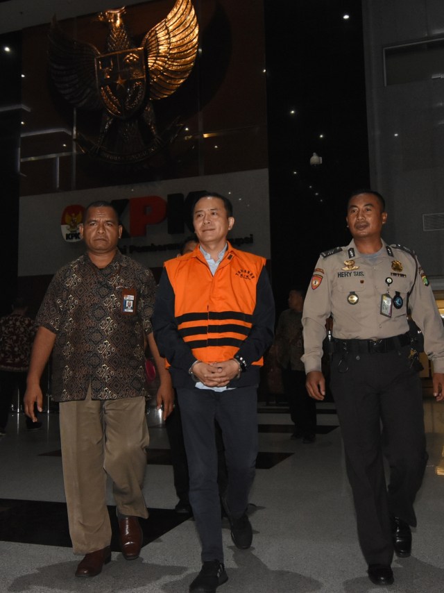 Mantan Presiden Direktur Lippo Cikarang Bartholomeus Toto usai menjalani pemeriksaan di Gedung KPK, Jakarta, Rabu (20/11). Foto: ANTARA FOTO/Indrianto Eko Suwarso