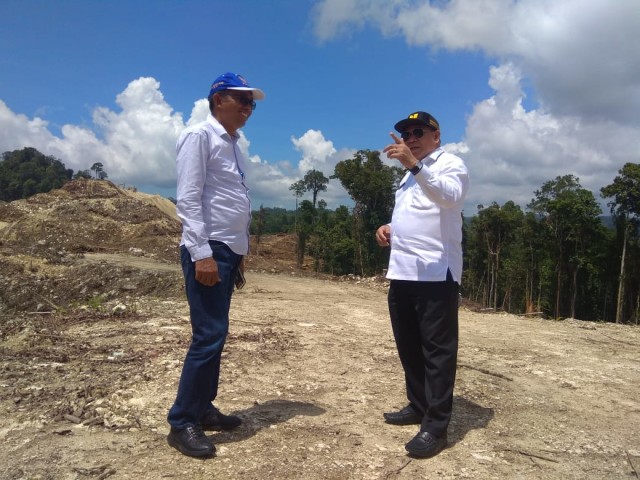 Kadis PUPR2KP Kabupaten Fakfak, Samaun Dahlan, saat berbincang Dengan Kepala Bina Marga Yakobus Tandung, foto: Istimewa