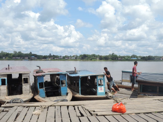 Penambang motor klotok di Sekadau, Kalbar. Foto: Dina Mariana/Hi!Pontianak