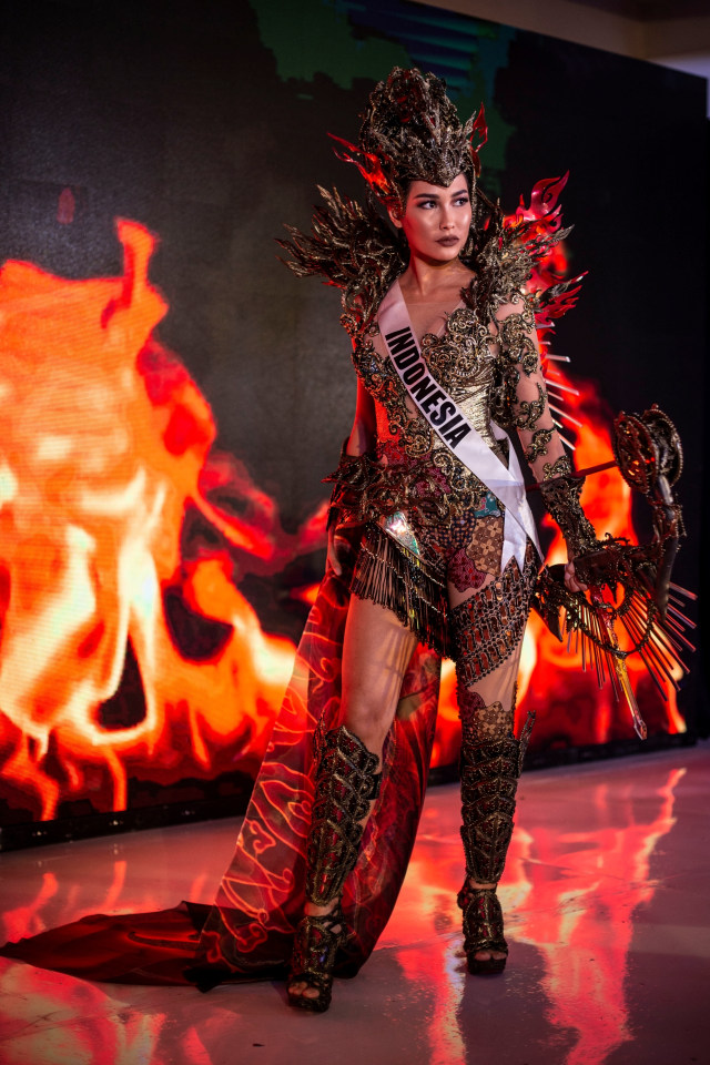 Puteri Indonesia 2019 Frederika Alexis Cull mengenakan kostum nasional di sela konferensi pers terkait keikutsertaan dirinya dalam ajang Miss Universe 2019. Foto: ANTARA FOTO/Aprillio Akbar