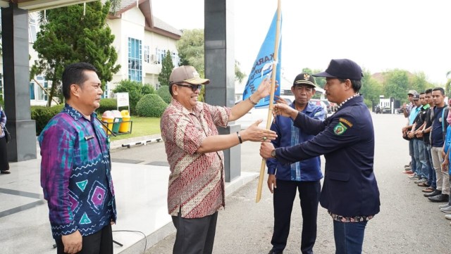 Bupati Balangan H Ansharuddin melepas 49 orang kontingen Kemah Karya Bakti ke-31 Provinsi Kalsel, Kamis (21/11/2019). Diskominfo Balangan