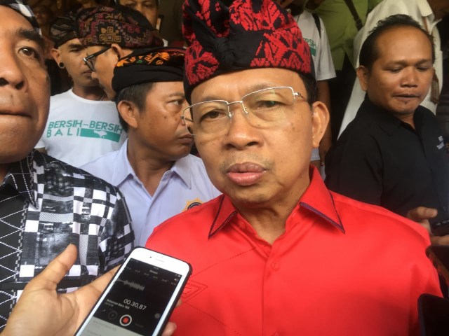 Gubernur Bali Wayan Koster saat diwawancarai wartawan (KAD)