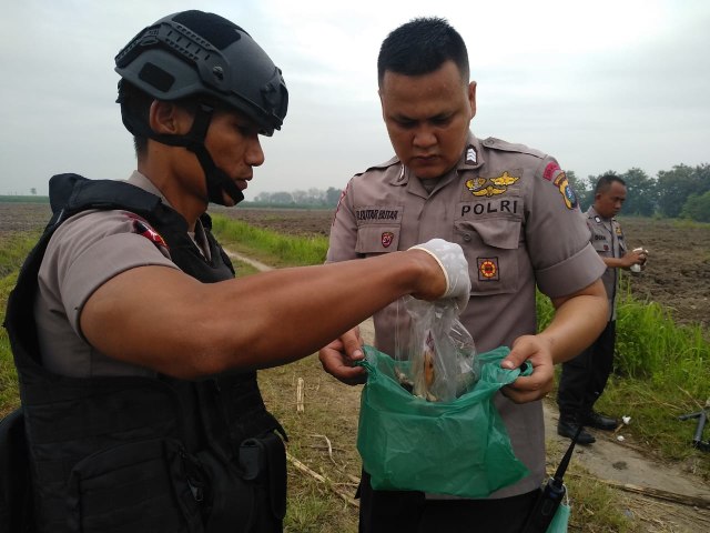 Tim Jibom Gegana Brimob Polda Sumut menunjukkan bom kaleng yang telah di cerai beraikan. Foto: Sumut News