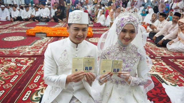 Tommy dan Lisya saat menikah di Masjid Raya Baiturrahman, Banda Aceh. Foto: Zuhri Noviandi/kumparan. 