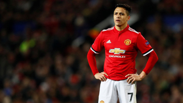 Alexis tak percaya United gugur. Foto: Reuters/Jason Cairnduff