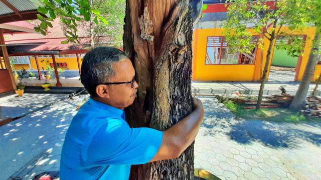 Setiap orang bebas memilih pohon mana yang akan dipeluk. Foto : Dok Banthayo.id (Wawan Akuba)