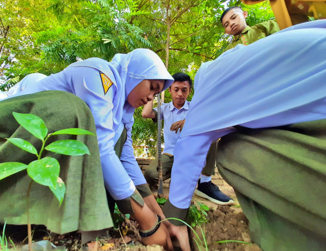 Setiap sudut sekolah itu ditanami pohon dan bunga. Foto : Dok Banthayo.id (Wawan Akuba)