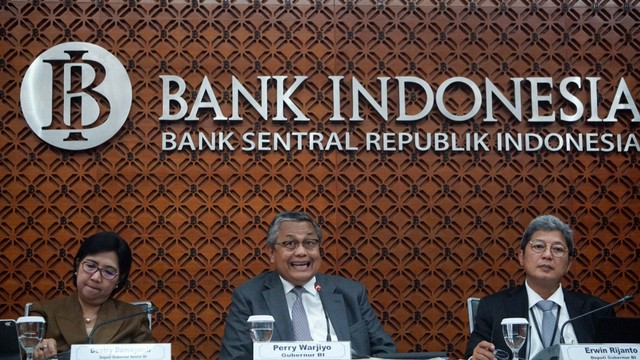 Gubernur Bank Indonesia Perry Warjiyo (tengah) didampingi para deputi gubernur BI memberikan keterangan pers di Gedung Bank Indonesia, Jakarta, Kamis (21/11). Foto: Fanny Kusumawardhani/kumparan