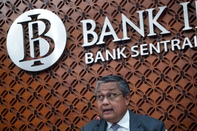 Gubernur Bank Indonesia Perry Warjiyo akan menurunkan biaya transfer antarbank menjadi Rp 2.500 per transaksi. Ada 22 bank yang siap menerapkannya. Foto: Fanny Kusumawardhani/kumparan