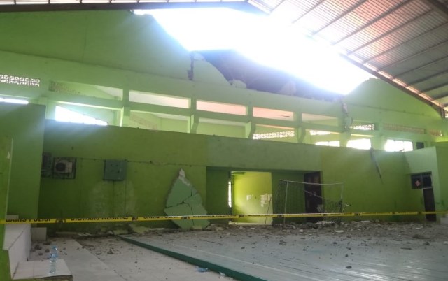 Gedung Olahrag Institut Agama Islam Negeri Ambon mengalami kerusakan akibat Gempa 5,1 SR di Ambon, Selasa (12/11) 