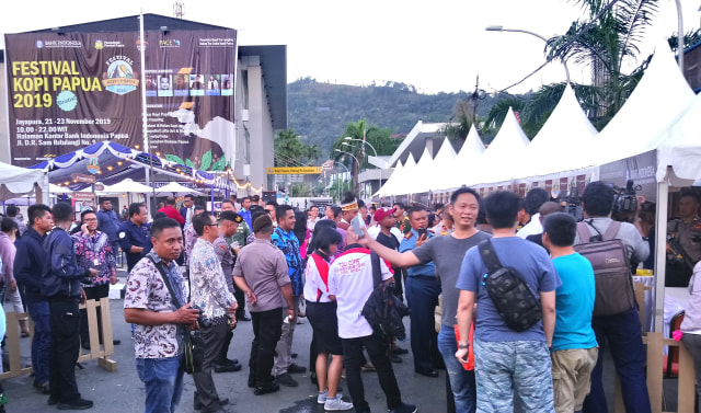 Pengunjung pada festival kopi Papua 2019 di halaman Bank Indonesia perwakilan Papua. (BumiPapua.com/Qadri Pratiwi)