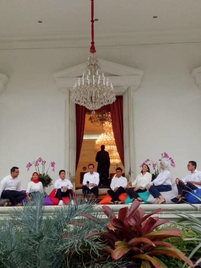 Presiden Joko Widodo saat mengumumkan Staf Khusus Presiden di Istana Merdeka. Foto: Fahrian Saleh/kumparan