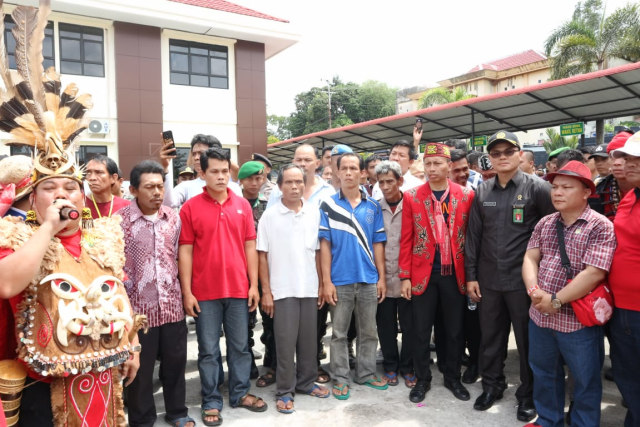 Peladang dijemput pulang di Pengadilan Negeri Sintang. Foto: Yusrizal/Hi!Pontianak